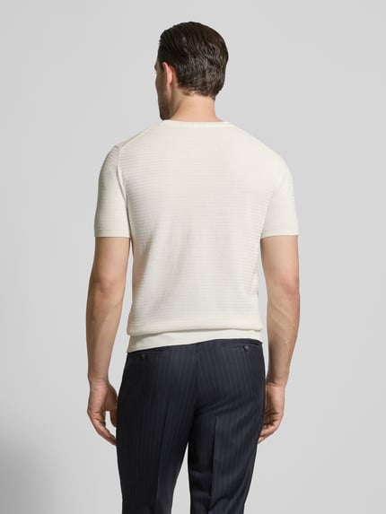 Männermodel trägt Strickshirt mit Rundhalsausschnitt von Manuel Ritz aus Reine Baumwolle, Regular-Fit, dezente Struktur, Rückenlänge 65 cm, Ganzkörperansicht Rückansicht.