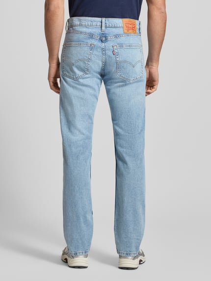 Męski model nosi Straight Fit Jeans mit 5-Pocket-Design od Levi's®, jasnoniebieski denim, prosty krój, zdjęcie całej sylwetki z tyłu.