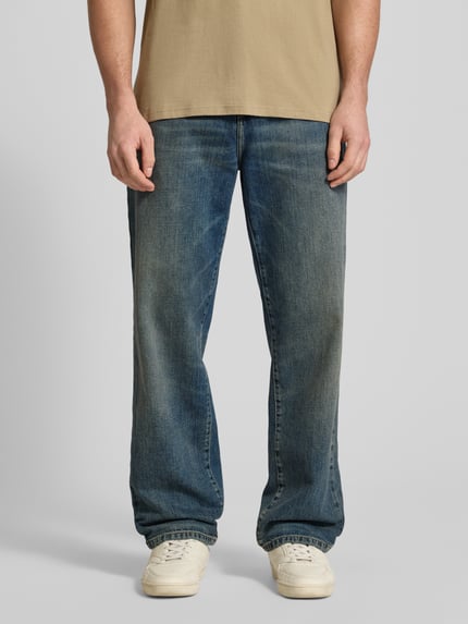 Männermodel trägt Jeans im Used-Look Modell 'AARON' von Carhartt Work In Progress, Relaxed Fit, reine Baumwolle, Ganzkörperansicht von vorne.