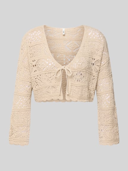 Produktfoto, Cropped Strickjacke aus recyceltem Baumwoll-Mix Modell 'BEACH LIFE' von Only in Beige mit Lochstrickmuster, Muschelsaum und Bindeband.
