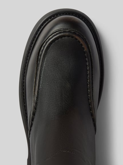 Produktfoto, schwarzer, glatter Stiefel aus Leder mit Reißverschluss Modell 'CPH760' von Copenhagen, abgerundete Spitze, Nahaufnahme Oberfuß, Damen Stiefel, echtes Leder, strukturierte Naht, KI-modifiziertes Bild