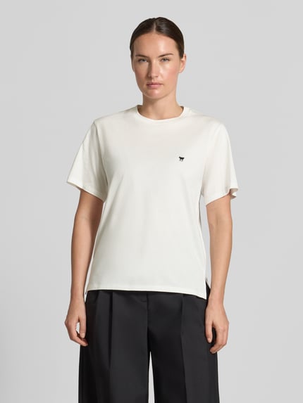 Frauenmodel trägt Regular Fit T-Shirt aus reiner Baumwolle Modell 'VENACO' von Weekend Max Mara, cremefarben, schwarze Hose, Ganzkörperansicht von vorne, Damen T-Shirt von Weekend Max Mara.