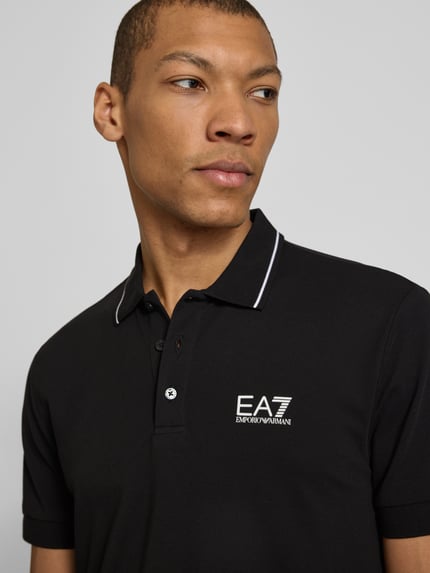 Männermodel trägt Regular Fit Poloshirt mit Logo-Print von EA7 Emporio Armani, Schwarz, Kurzarm, Nahaufnahme Oberkörper