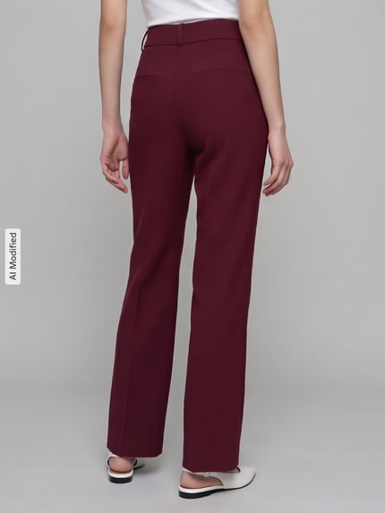 Frauenmodel trägt bordeauxrote Weite Hose aus Viskose-Mix Modell 'RITA' von Selected, glatte Textur, Ganzkörperansicht Rückansicht, KI-modifiziertes Bild.