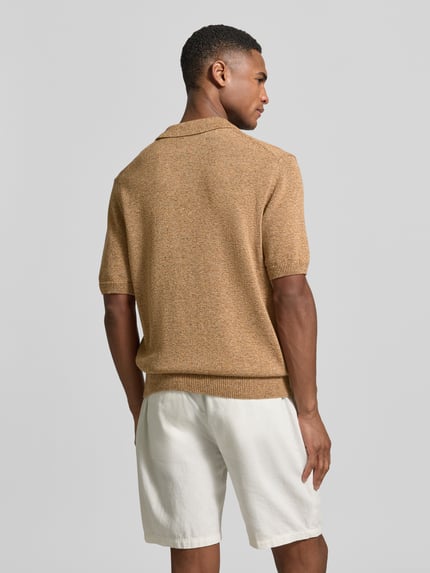Męski model nosi Regular Fit Poloshirt aus Baumwoll-Leinen-Mix von JAKE*S STUDIO MEN, beżowy, imitacja dzianiny, krótki rękaw, prążkowane wykończenia, długość tyłu 68 cm, długość rękawów 30 cm, Ganzkörperansicht Rückansicht.