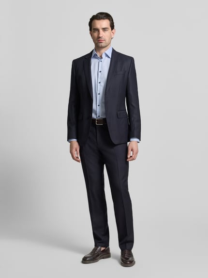 Männermodel trägt Regular Fit Business Hemd aus Baumwolle mit Kentkragen von Christian Berg Men in Hellblau, Ganzkörperansicht von vorne.