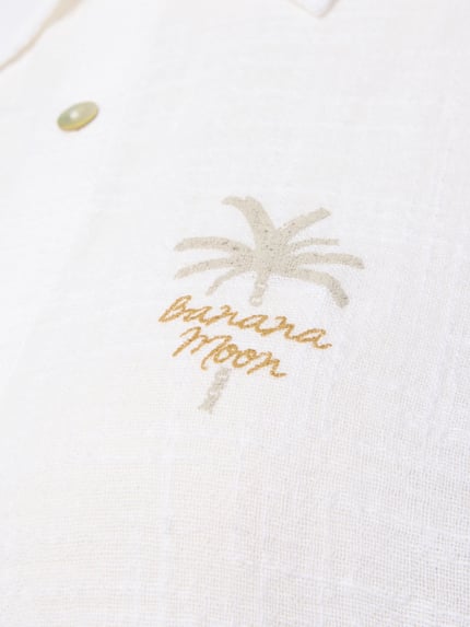 Productfoto, Relaxed Fit Hemdbluse met bloemenprint model 'Zelena' van Banana Moon, puur katoen met overhemdkraag en knoopsluiting, lichte crèmetint, zichtbare textuur