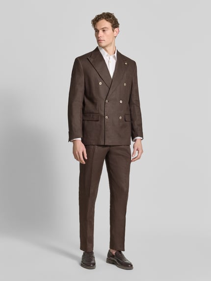 Männermodel trägt Regular Fit Sakko aus Leinen mit Pattentaschen von Christian Berg Men in Braun, Zweireiher, Ganzkörperansicht von vorne. Rückenlänge 74 cm, Schulterbreite 44 cm, Ärmellänge 65 cm, Reines Leinen, Reverskragen.