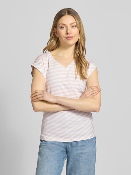 Kobiece model prezentuje damski t-shirt Slim Fit T-Shirt aus reiner Baumwolle Modell 'EVKA' von BOSS, efekt: jednolity kolor, wzór w paski, marszczenie, dekolt w serek, krótki rękaw, brzeg, drobne prążkowanie, 100% bawełna, Ganzkörperansicht von vorne.