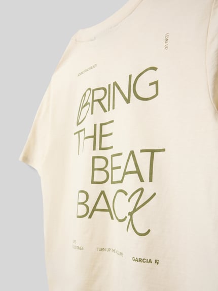 Produktfoto, Regular Fit T-Shirt mit Statement-Print von Garcia aus reiner Baumwolle, cremefarben mit grünem Print, Rundhalsausschnitt, Detailaufnahme