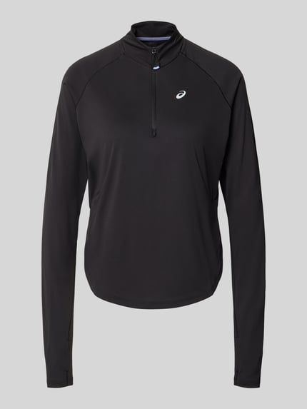 Produktfoto, schwarzes Longsleeve mit Troyer-Kragen Modell 'NAGINO' von ASICS TIGER, reflektierender Logo-Print, glatte Textur.