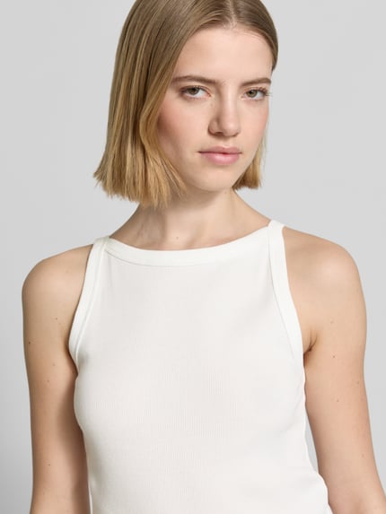 Frauenmodel trägt Trägertop in Ripp-Optik Modell 'Izli' von OPUS, Baumwoll-Elasthan-Mix, Slim Fit, weiß, Nahaufnahme Oberkörper.