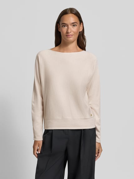 Vrouwenmodel draagt Relaxed Fit Pullover uit viscose-mix van s.Oliver BLACK LABEL, effen lichtbeige, rechte zoom, vooraanzicht volledige lichaamsweergave