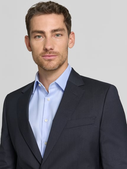 Männermodel trägt Slim Fit Anzugsakko aus reiner Schurwolle Modell 'H-HUGE-263' von BOSS, Optik:Allover-Muster, Nadelstreifen-Muster, Nahaufnahme Oberkörper.