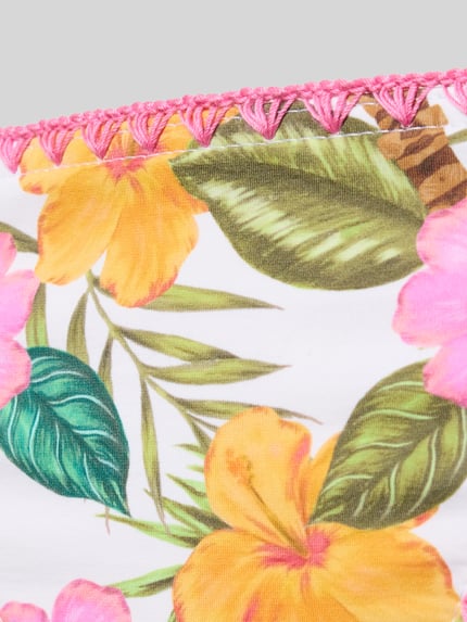 Produktfoto, Bikinihose mit seitlicher Schnürung Modell 'TORTUGA DIMKA' von Banana Moon, buntes Blumenmuster auf weißem Stoff, gehäkelter pinker Saum, Material-Mix mit Stretch-Anteil, glatte Textur, körpernahe Passform, Allover-Look.
