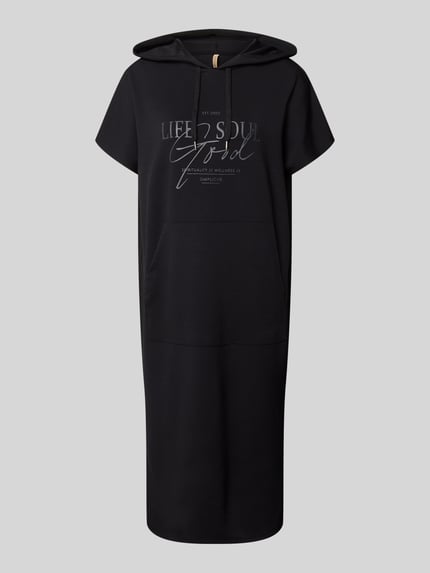 Produktfoto, schwarzes Sweatkleid mit Kapuze von Soyaconcept, Material-Mix mit Modal-Anteil, Gerader-Schnitt, Midikleid, Label-Print