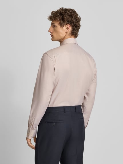 Männermodel trägt Regular Fit Businesshemd aus Baumwolle mit Kentkragen von Eterna, helle Beige-Töne, Rückansicht, Ganzkörperansicht Rückansicht, Regular Fit, Knopfleiste, Brusttasche, Rückenlänge bei Größe 40: 80 cm, Schulterbreite bei Größe 40: 49 cm, Ärmellänge bei Größe 40: 65 cm.