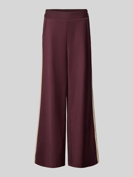 Produktfoto, Stoffhose mit weitem Bein und elastischem Bund von Rinascimento w kolorze bordowym z beżowym panelem bocznym, materiał z domieszką wiskozy, szerokie nogawki, elastyczny pas, kieszenie, widoczne logo, zdjęcie na szarym tle.