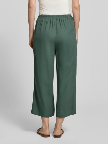 Frauenmodel trägt Regular Fit Culotte aus Viskose-Leinen-Mix Modell 'MYMILO' von Vero Moda, Optik: Unifarben, Bundabschluss: teilelastisch, seitliche Eingrifftaschen, Materialverarbeitung: Flammgarn, Ganzkörperansicht Rückansicht