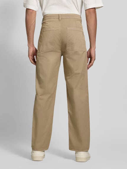 Männermodel trägt Chino mit Eingrifftaschen Modell 'MADDOX' von Blend, beige, Baumwoll-Elasthan-Mix, Ganzkörperansicht Rückansicht.