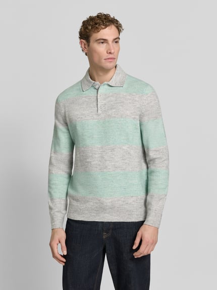 Männermodel trägt Regular Fit Strickpullover mit Polokragen von MCNEAL, Materiaalmix met wol, streepmotief, knoopsluiting, vooraanzicht, KI-modifiziertes Bild