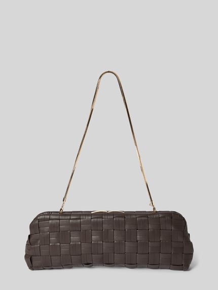 Produktfoto, Clutch mit echtem Kupfer Modell 'Selva' von Mango mit Strukturmuster, Schnallenverschluss, abnehmbarem Schulterriemen, braune Farbe.