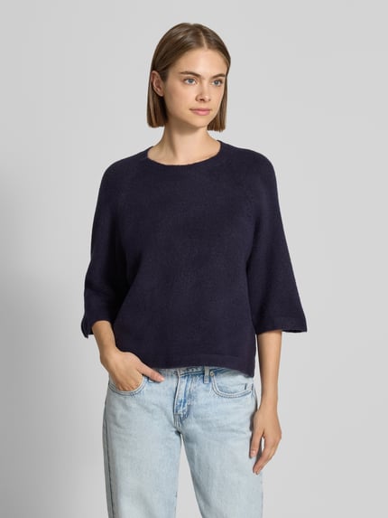Kobiece modelka nosi granatowy sweter z rękawami o dł. 3/4 Regular Fit Pullover mit 3/4-Ärmeln Modell 'SIMONI' od ONLY, widok całej sylwetki z przodu, damski sweter ONLY.