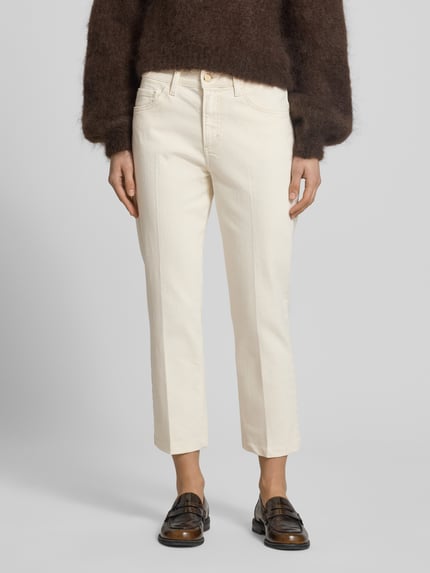 Frauenmodel trägt Straight Fit Jeans im 5-Pocket-Design Modell 'MAY' von Brax, cremefarben, Baumwoll-Mix, Nahaufnahme Vorderansicht.
