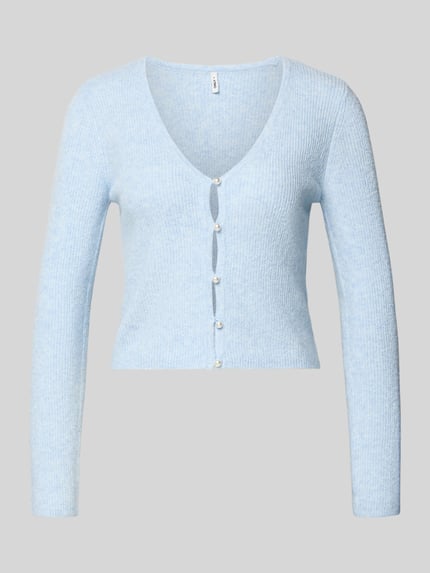 Produktfoto, hellblaue Regular Fit Strickjacke mit Perl-Optik-Knöpfen Modell 'RICA LIFE' von Only, einfarbig, Rippstrickstruktur.