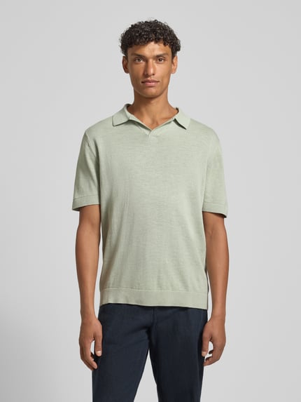 Männermodel trägt Regular Fit Poloshirt aus Baumwoll-Leinen-Mix Modell 'MATTIS' von SELECTED HOMME in hellgrün, Ganzkörperansicht von vorne.