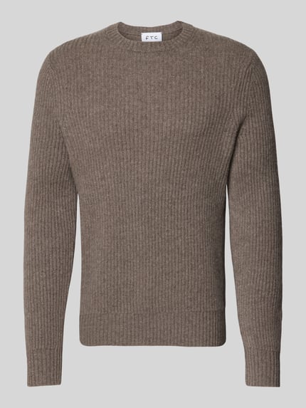 Produktfoto, Strickpullover aus Kaschmir mit Rundhalsausschnitt von FTC Cashmere, gruby ścieg, prosty krój, okrągły dekolt, długość tyłu 68 cm, długość rękawów 72 cm, kolor brązowy
