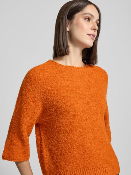Vrouwenmodel draagt Strickpullover met 3/4-mouw van Rich & Royal in oranje Materiaalmix met wol, regular fit, ronde hals, Nahaufnahme Oberkörper.