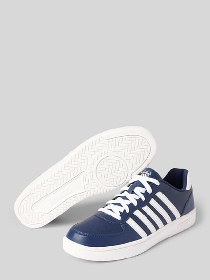 Produktfoto, Sneakersy 'Sneaker mit Label-Details Modell 'Court Cali'' von K-SWISS w kolorze granatowym z białą wyprofilowaną podeszwą, zaokrąglony kształt, wiązanie, wysokość obcasa w rozmiarze 44: 3 cm, wysokość cholewki w rozmiarze 44: 7 cm, szerokość w rozmiarze 44: 9 cm