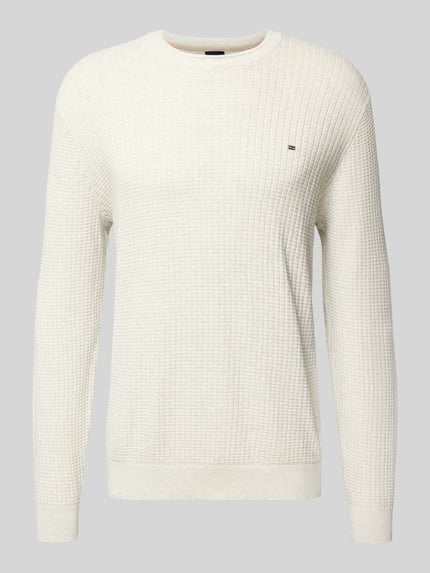 Produktfoto, Strickpullover mit Label-Detail von Christian Berg Men, kremowy, bawełna, regular fit, dzianina z fakturą, ściągacze, dekolt okrągły.