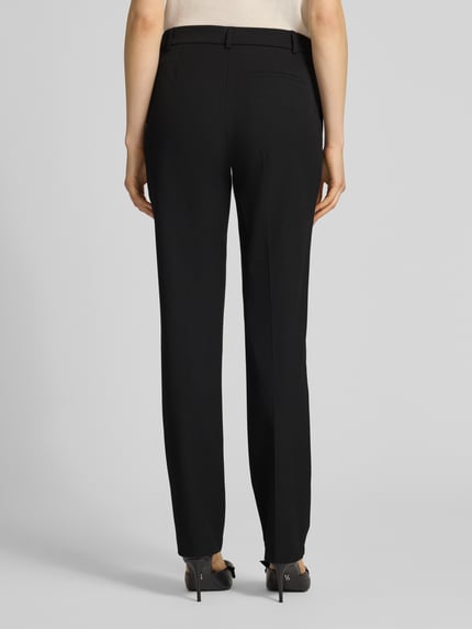Vrouwenmodel draagt Hose mit Bügelfalten und Gesäßtasche van Christian Berg Woman Selection in zwart, materiaalmix met viscose, regular fit, persplooien, achterzak, bandwijdte bij maat 36 is 42 cm, binnenbeenlengte 80 cm, volledig zichtbaar van achteren.