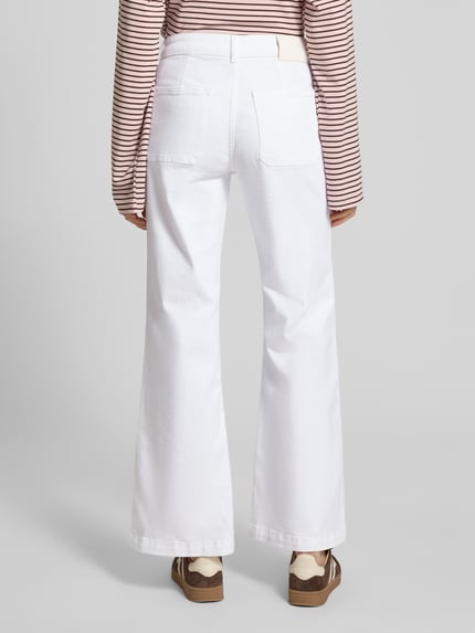 Modelka kobieca nosi Bootcut Jeans aus Baumwoll-Mix Modell 'CAYA' od Marc O'Polo, efekt: jednolity kolor, krój: rozkloszowany krój, wysoki stan, nakładane kieszenie, mieszanka bawełny, widok całej sylwetki od tyłu