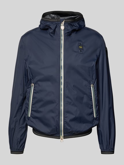 Produktfoto, dunkelblaue Jacke mit Label-Patches Modell 'Dodge' von Blauer Usa, Kapuze, Zweiwege-Reißverschluss, seitliche Reißverschlusstaschen, elastische Abschlüsse, glatte Struktur, gerader Schnitt