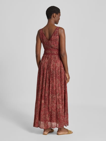 Frauenmodel trägt Maxikleid aus reiner Viskose von Jake*s Collection in Rot mit Allover-Paisley-Print, taillierte Passform, ärmellos, V-Ausschnitt, Rückansicht, Ganzkörperansicht.