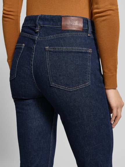 Frauenmodel trägt Jeans mit 5-Pocket-Design von Lauren Ralph Lauren in Dunkelblau, Baumwoll-Elasthan-Mix, Detailaufnahme Rückansicht.