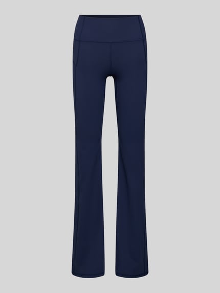 Produktfoto, dunkelblaue Flared Fit Leggins mit breitem Bund, high waist, Eingrifftaschen, elastischer Material-Mix, Modell 'OASIS' von Fabletics