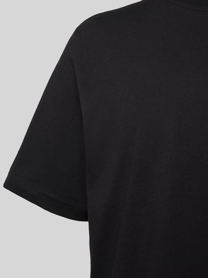 Produktfoto, T-Shirt mit geripptem Rundhalsausschnitt von Schiesser für Herren, reine Baumwolle, Regular-Fit, schwarze Farbe, glatte Textur.