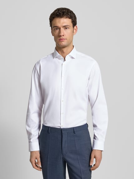 Männermodel draagt Modern Fit Business-Hemd met haaikraag van Jake*s, puur katoen, knoopsluiting, witte kleur, Ganzkörperansicht van voren. Ruglengte bij maat 41/42: 80 cm, schouderbreedte: 45 cm, mouwlengte: 65 cm.