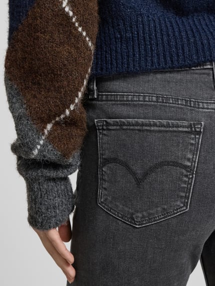Vrouwenmodel draagt 'Straight Fit Jeans mit 5-Pocket-Design' van Levi's®, grijze denim met zichtbare stiksels, detailopname achterzijde. Baumwoll-Mix met Viskose-Anteil, rechte pasvorm, knoop- en ritssluiting.