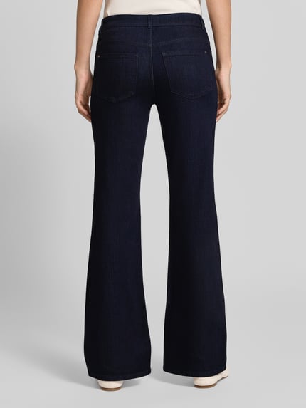 Vrouwenmodel draagt donkerblauwe Bootcut Fit jeans uit elastische katoenmix van Christian Berg Woman, 5-pocketmodel, riemlussen, knoop- en ritssluiting, binnenbeenlengte 77 cm, bandwijdte 38 cm, achterkant helemaal in beeld.