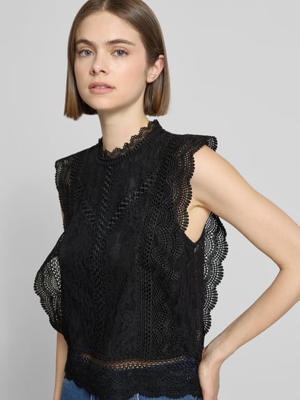 Vrouwenmodel draagt Slim Fit Blusentop met katoen-viscose-lyocell-aandeel model 'KARO' van Only, look: effen, mouwloos, detailopname bovenlichaam