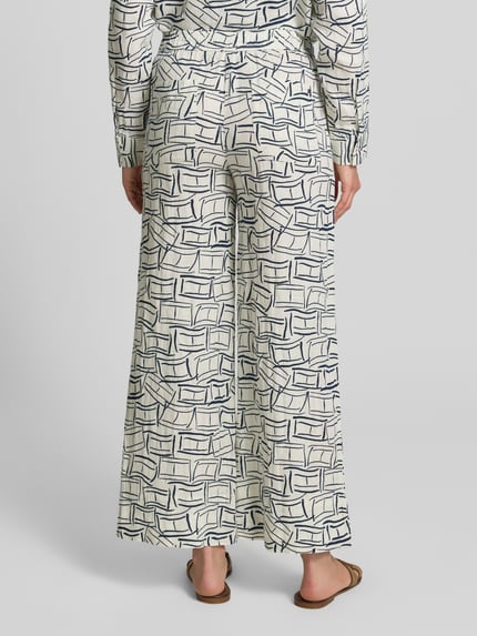 Frauenmodel trägt Loose Fit Weite Hose aus reinem Leinen von Tommy Hilfiger mit Allover-Muster, elastischem Bund, Rückansicht, Ganzkörperansicht.