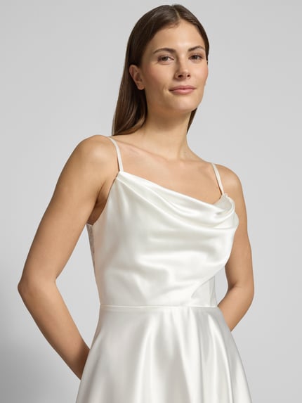 Vrouwenmodel draagt Regular Fit Kleid aus Satin mit Spitzenbesatz van Luxuar in wit, satijn, semitransparante kanten details, taille-accent, ruguitsnijding, spaghetti bandjes, naadrits, vrouwelijke pasvorm, vooraanzicht bovenlichaam.