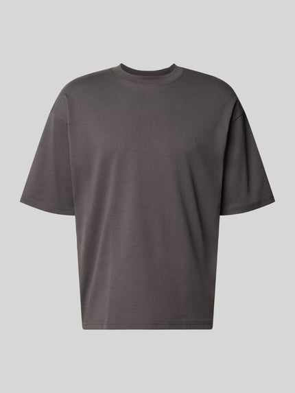 Produktfoto, szary Oversized T-Shirt mit Logo-Applikation von REVIEW, męski t-shirt z bawełny, krój oversized fit, okrągły dekolt, długość tyłu w rozmiarze M 70 cm
