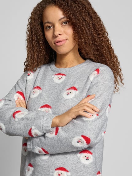 Frauenmodel trägt Pullover mit Santa Schriftzug von ONLY, mehrfarbig, Strickoptik, Rundhals, Langarm, Motiv-Print, Nahaufnahme Oberkörper.
