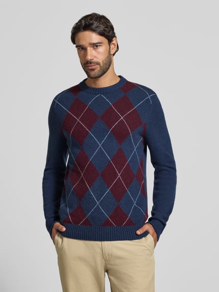 Männermodel trägt Strickpullover aus Lanawoll-Mix mit Rundhalsausschnitt von MCNEAL, Slim Fit, Allover-Rautenmuster, Ganzkörperansicht von vorne.